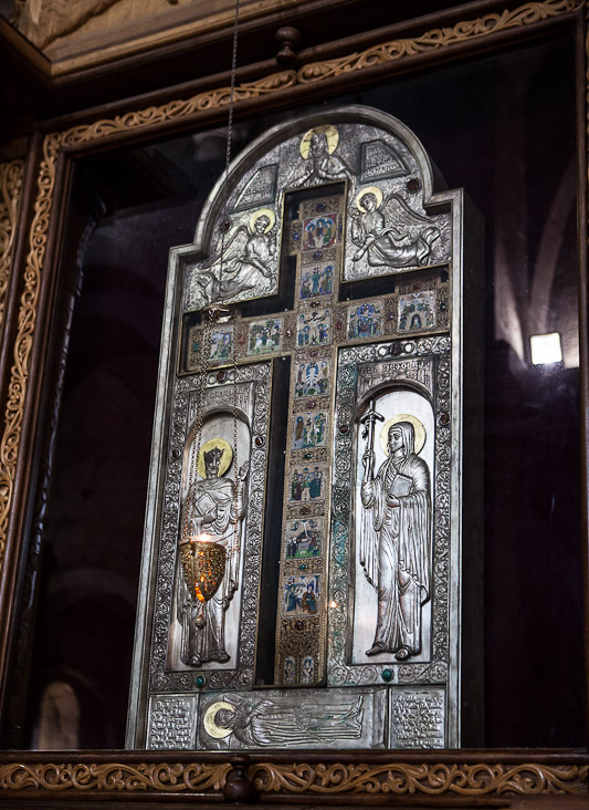 Крест: слева от креста — святая равноапостольная Нина, справа — святой царь Мириан. В кресте находятся частицы Креста Господня
