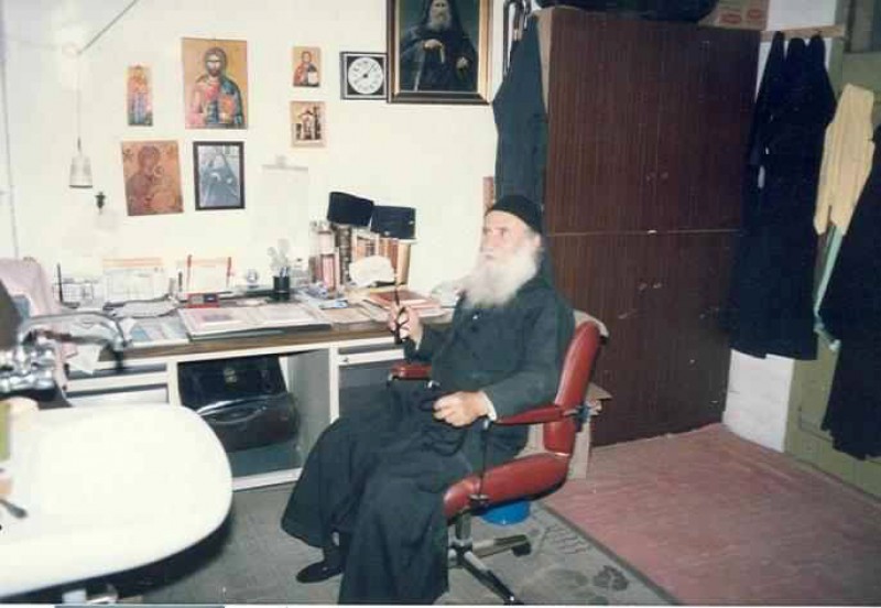 Старец Иосиф перед своим письменным столом. Здесь он проводил много времени, отвечая на письма и работая над своими книгами