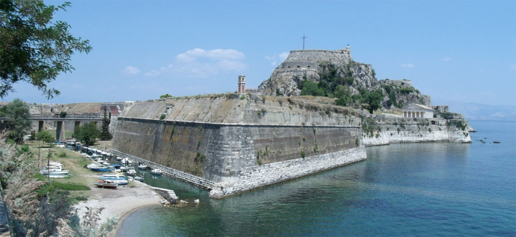 Старая крепость. Вид с юга. Античный храм на берегу справа называется Агиос Георгиос и построен англичанами в 1840 году.