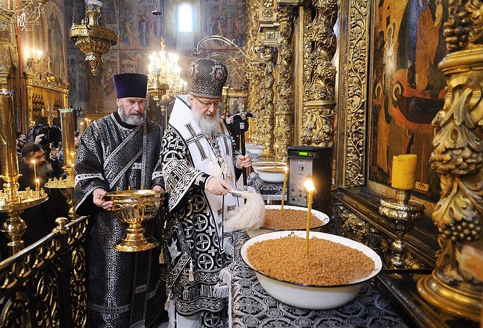 Патриарх Кирилл освящает коливо