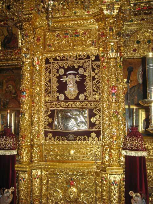 Киккская икона (оригинал) слева от центрального иконостаса