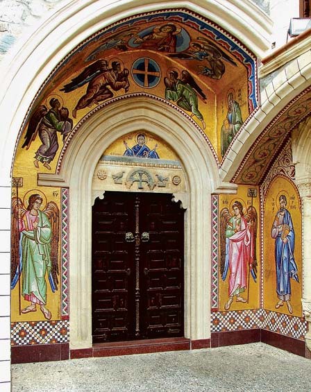 Крытый арочный портал храма, украшенный византийским крестом и фигурками птиц, выполненными в 11 столетии